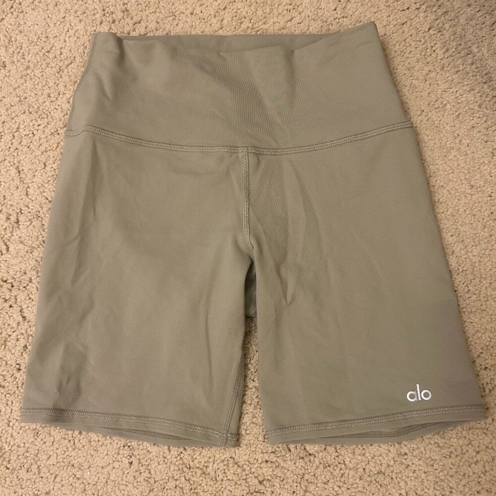 Alo 7" High-Waist Biker Short - Limestone (Size Small)